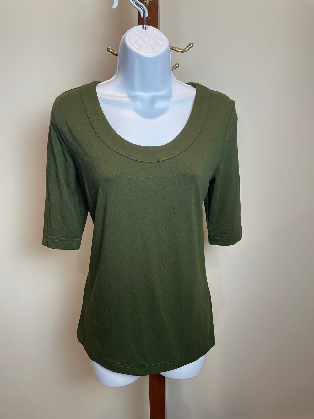 Ann Taylor Olive Green Lightweight Scoop Neck Top Size M